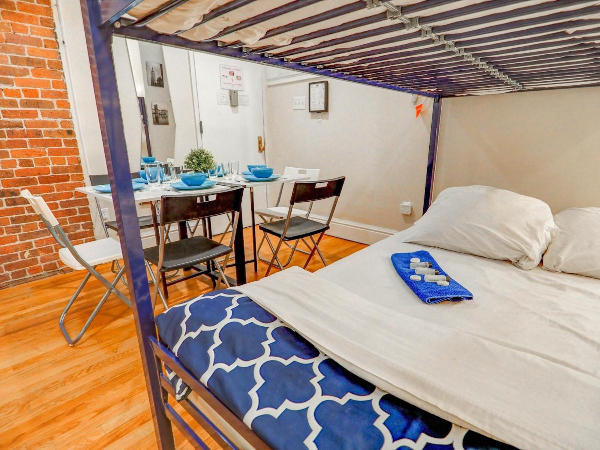 Metropolitan Manhattan Apartment