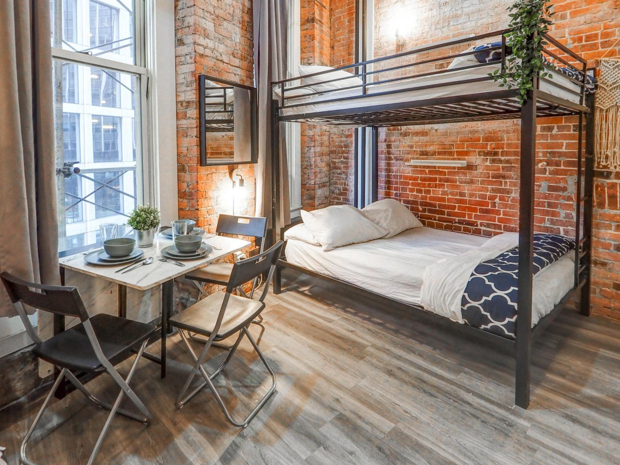 Metropolitan Manhattan Apartment *