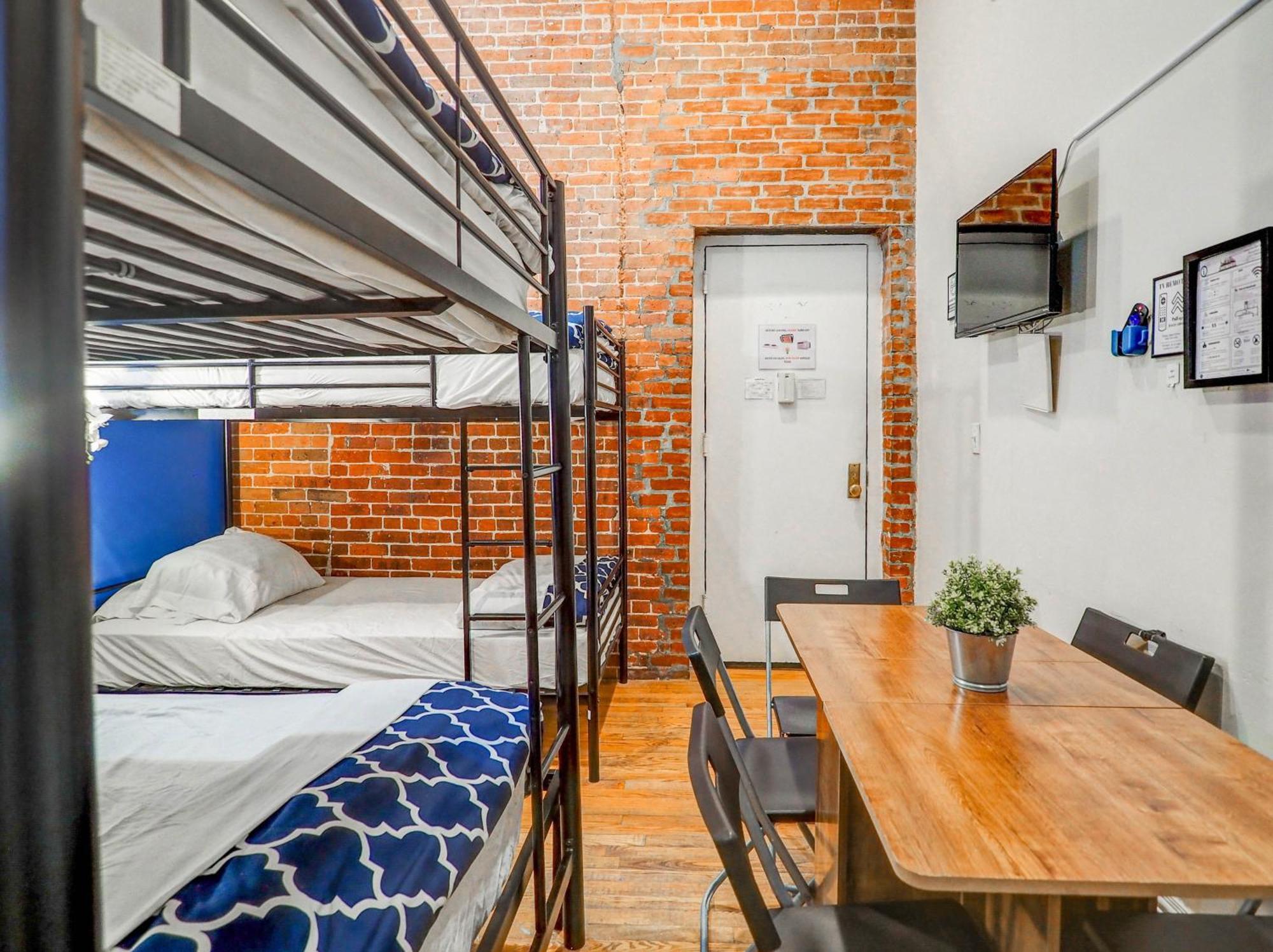 Metropolitan Manhattan Apartment *