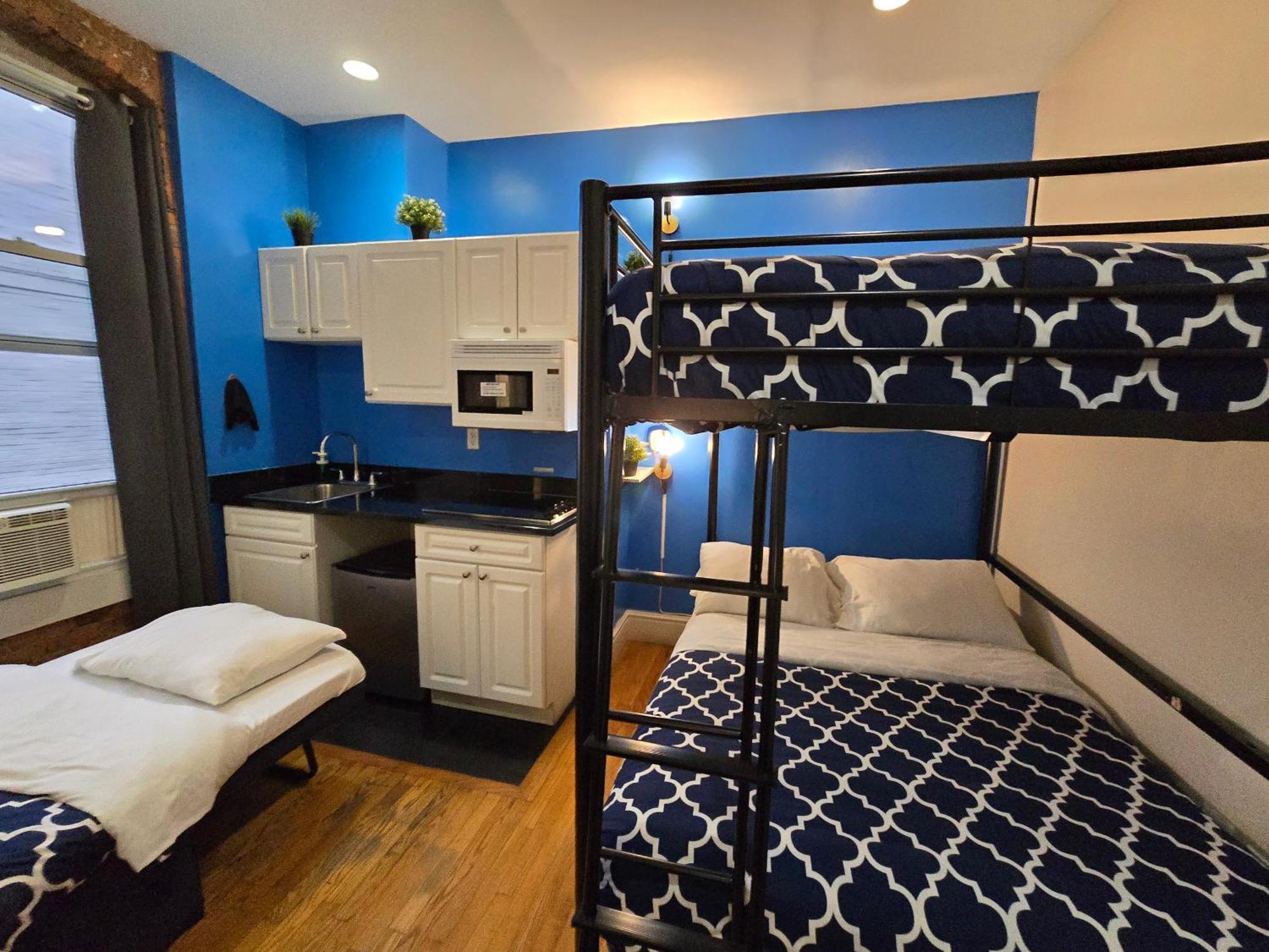 Metropolitan Manhattan Apartment *