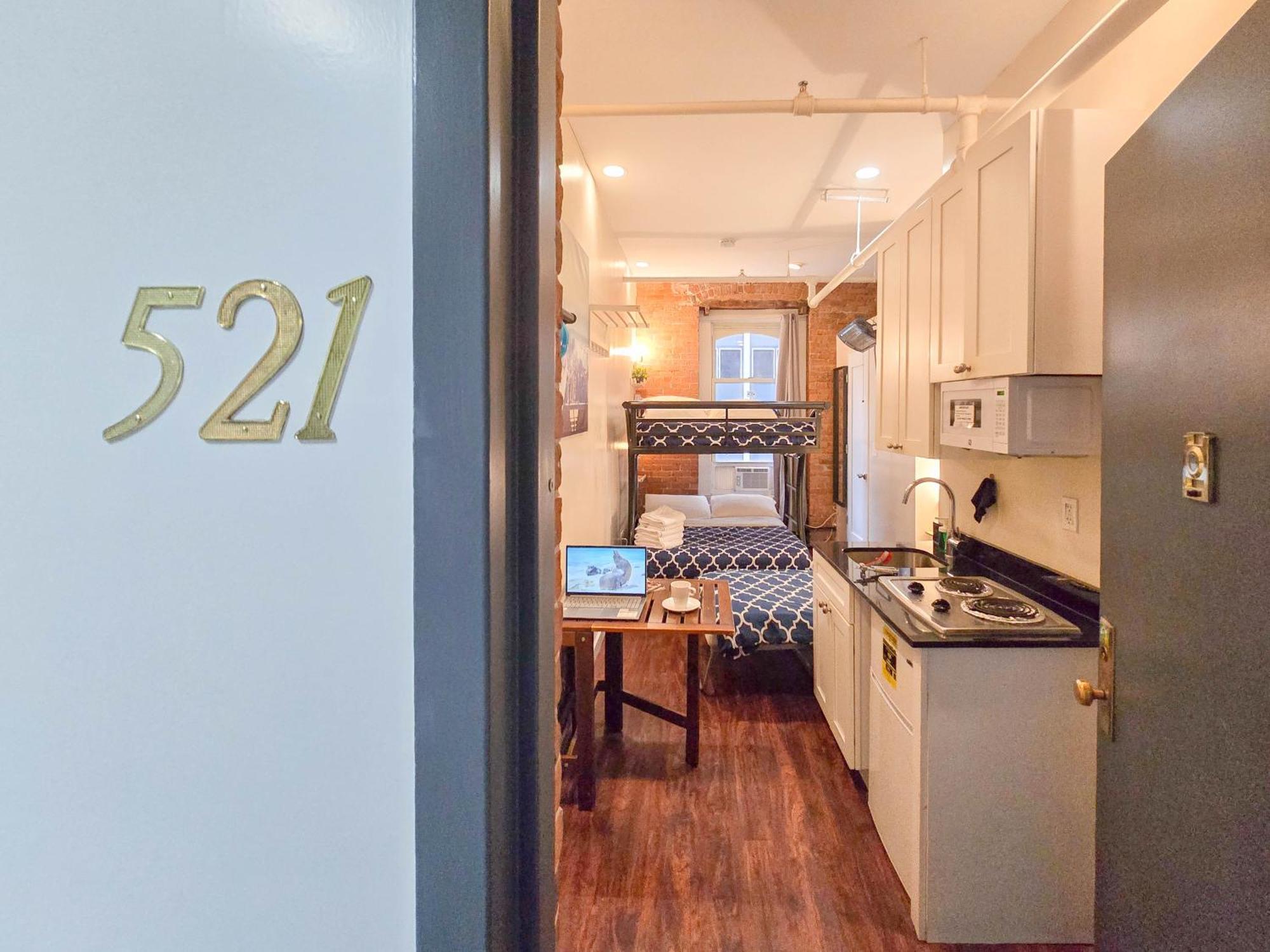 Metropolitan Manhattan Apartment