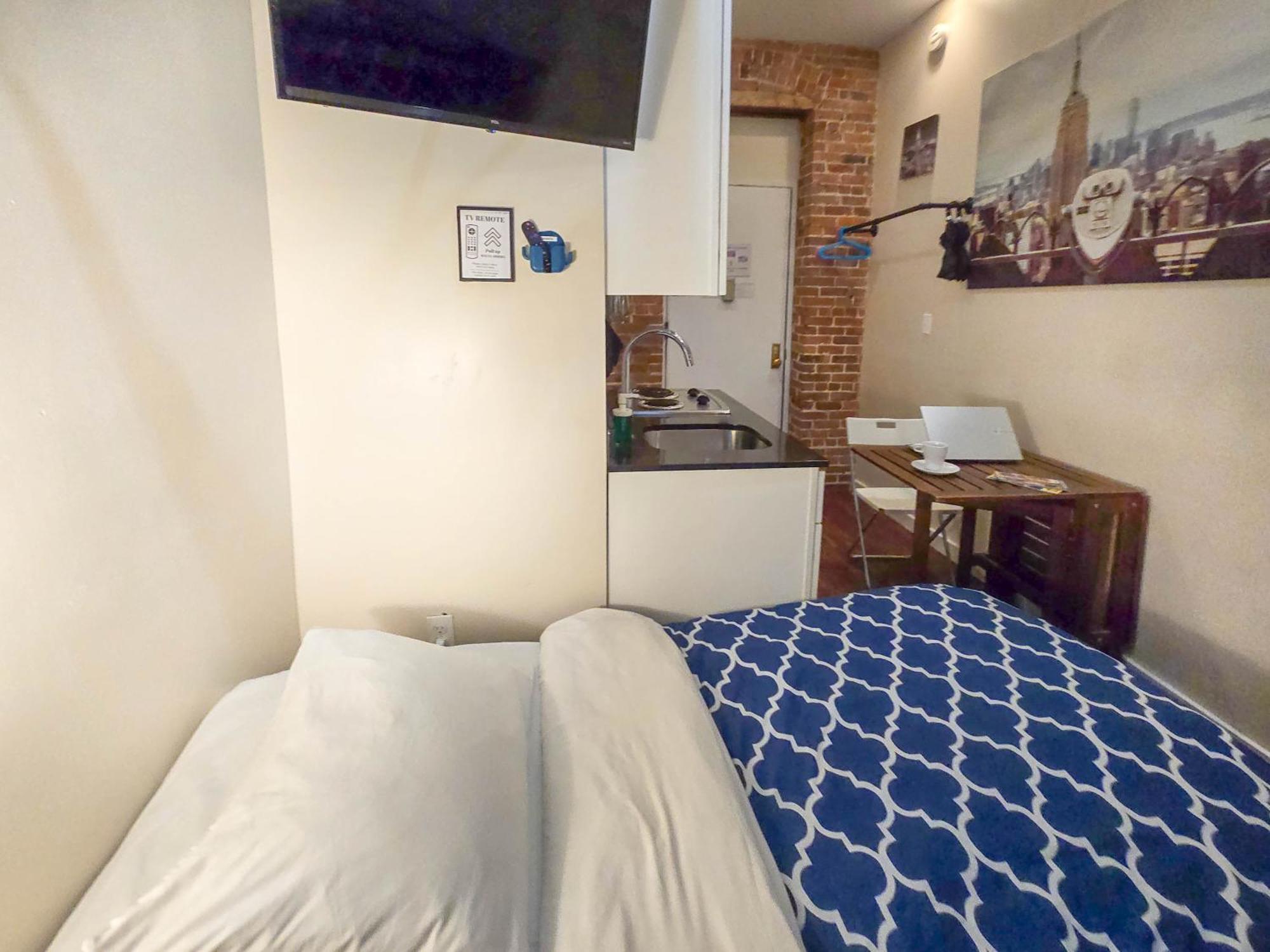 Metropolitan Manhattan Apartment *